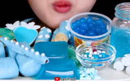 外国小姐姐吃透明糖浆,美味诱惑引发全球关注