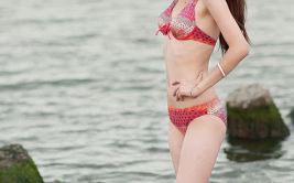 23岁火辣比基尼美女写真曝光,23岁比基尼美女写真惊艳亮相，性感身材引热议